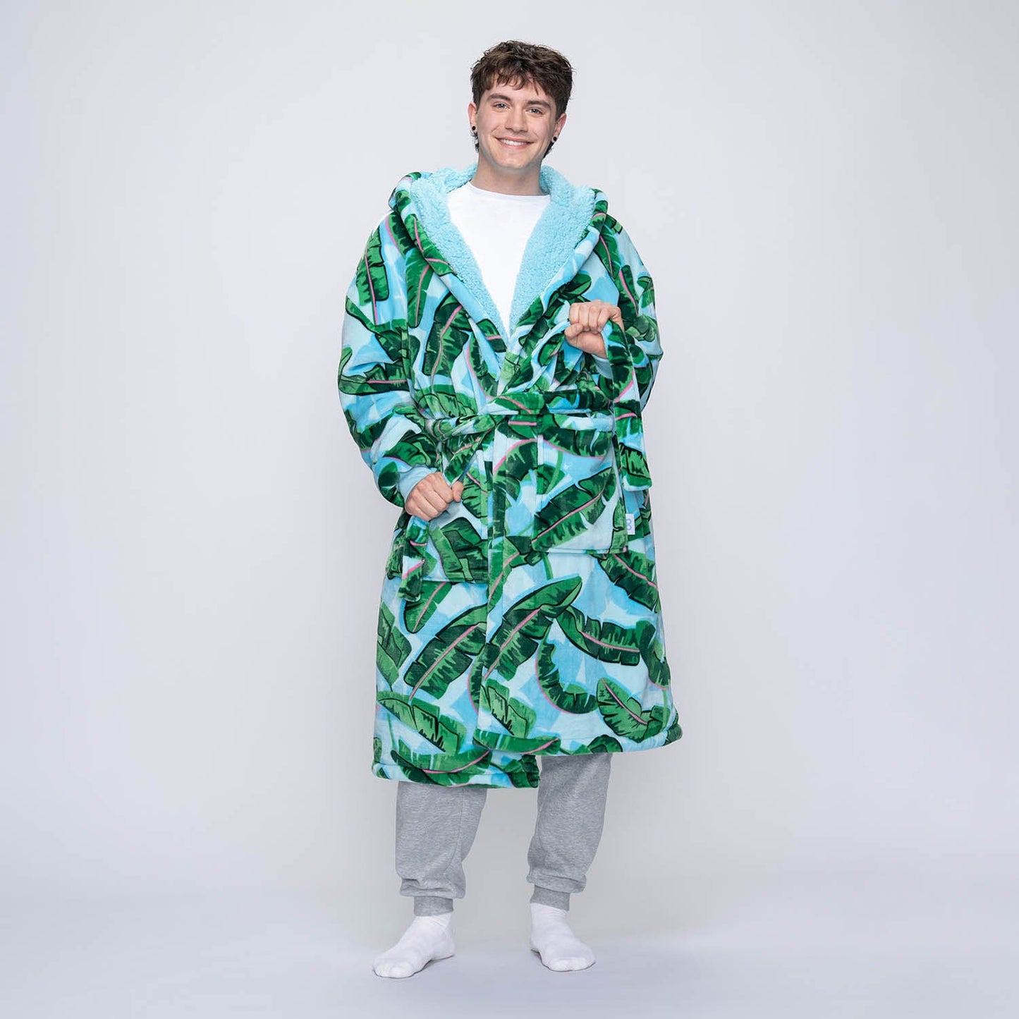 size: Connor is 183cm wearing a size L/XL