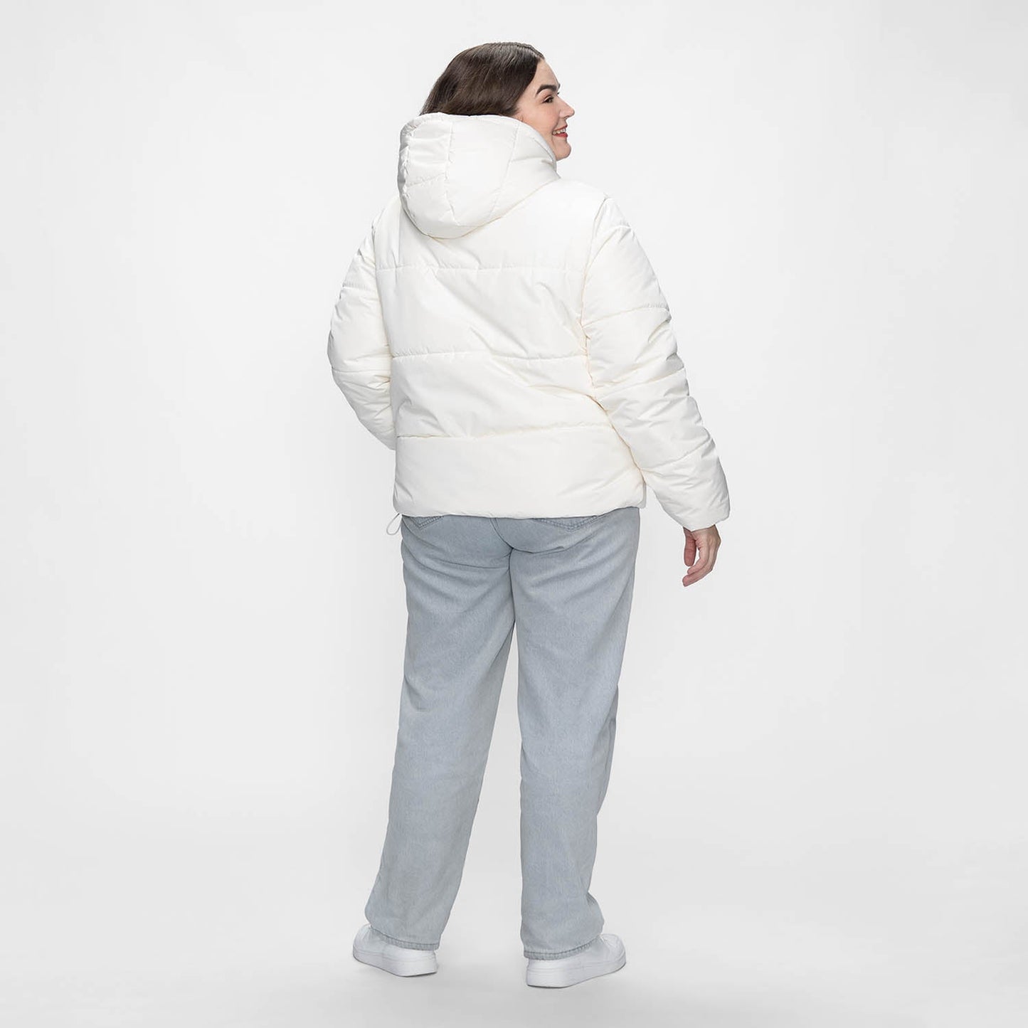 size: Claudia is 173cm wearing a size L/XL