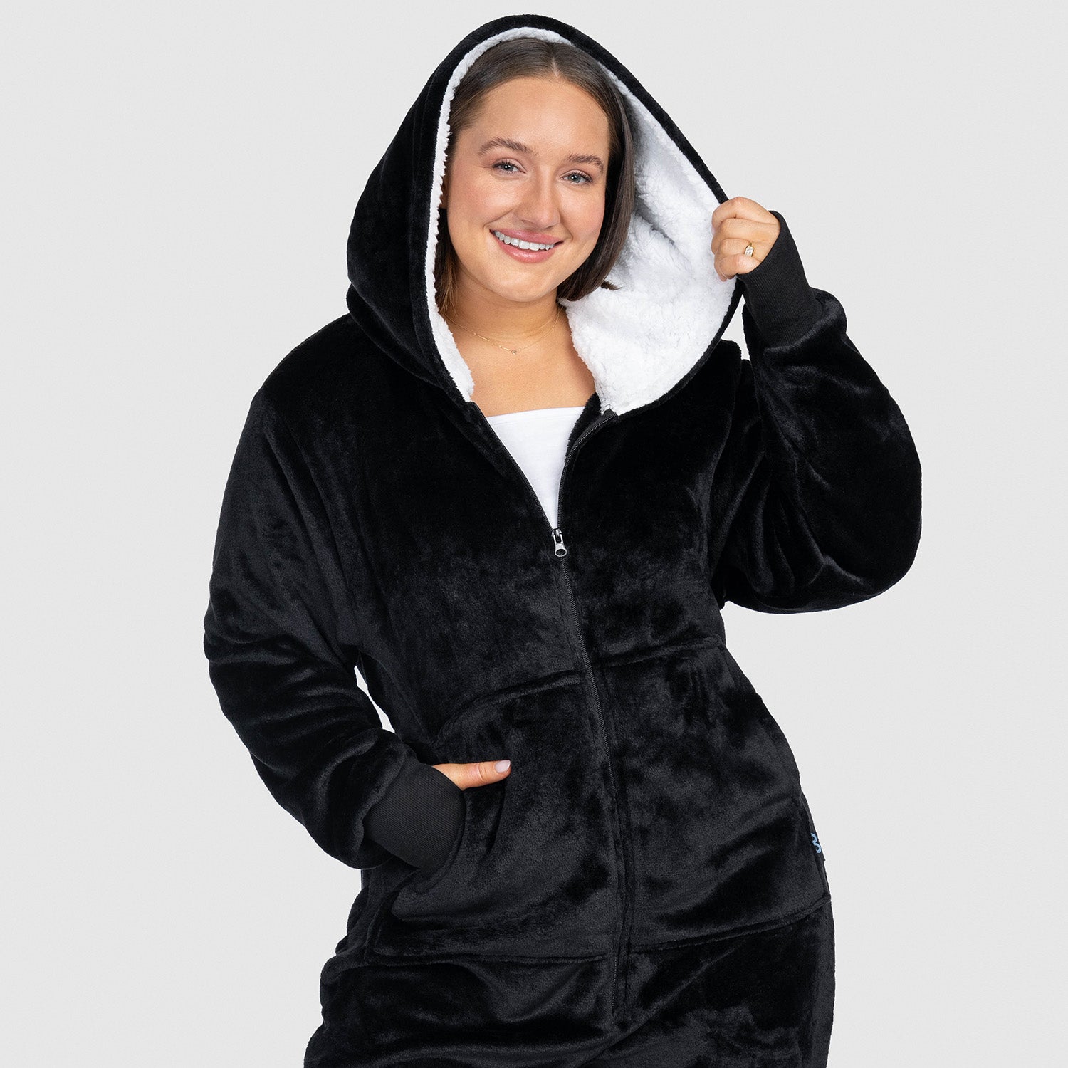 size: Eliza Smith is 168cm wearing a size L/XL