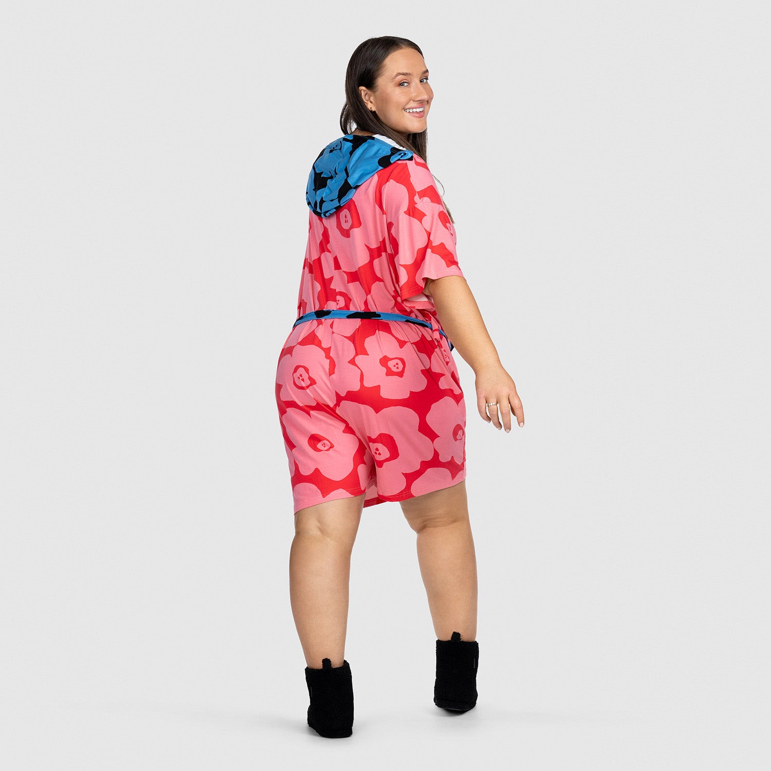 size: Eliza Smith is 168cm wearing a size L/XL