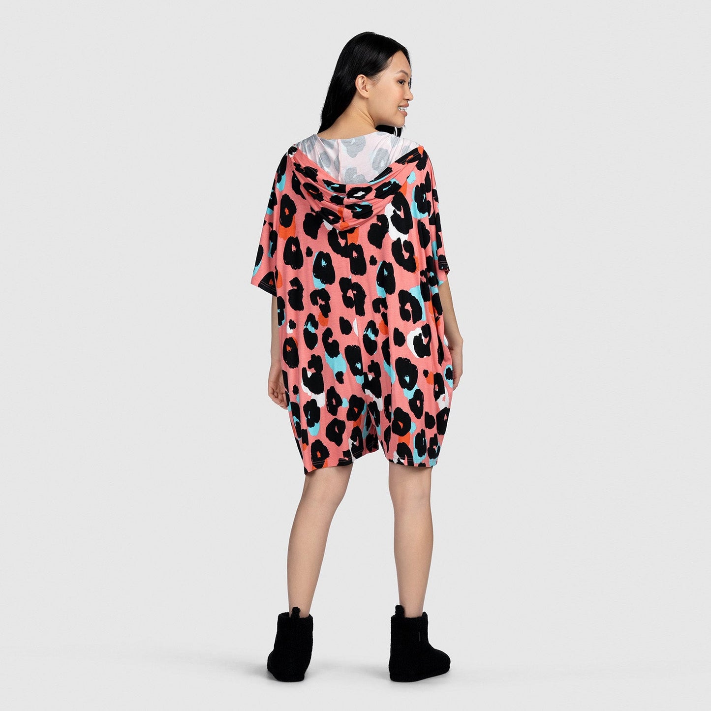 size: Cait Lin is 175cm wearing a size S/M