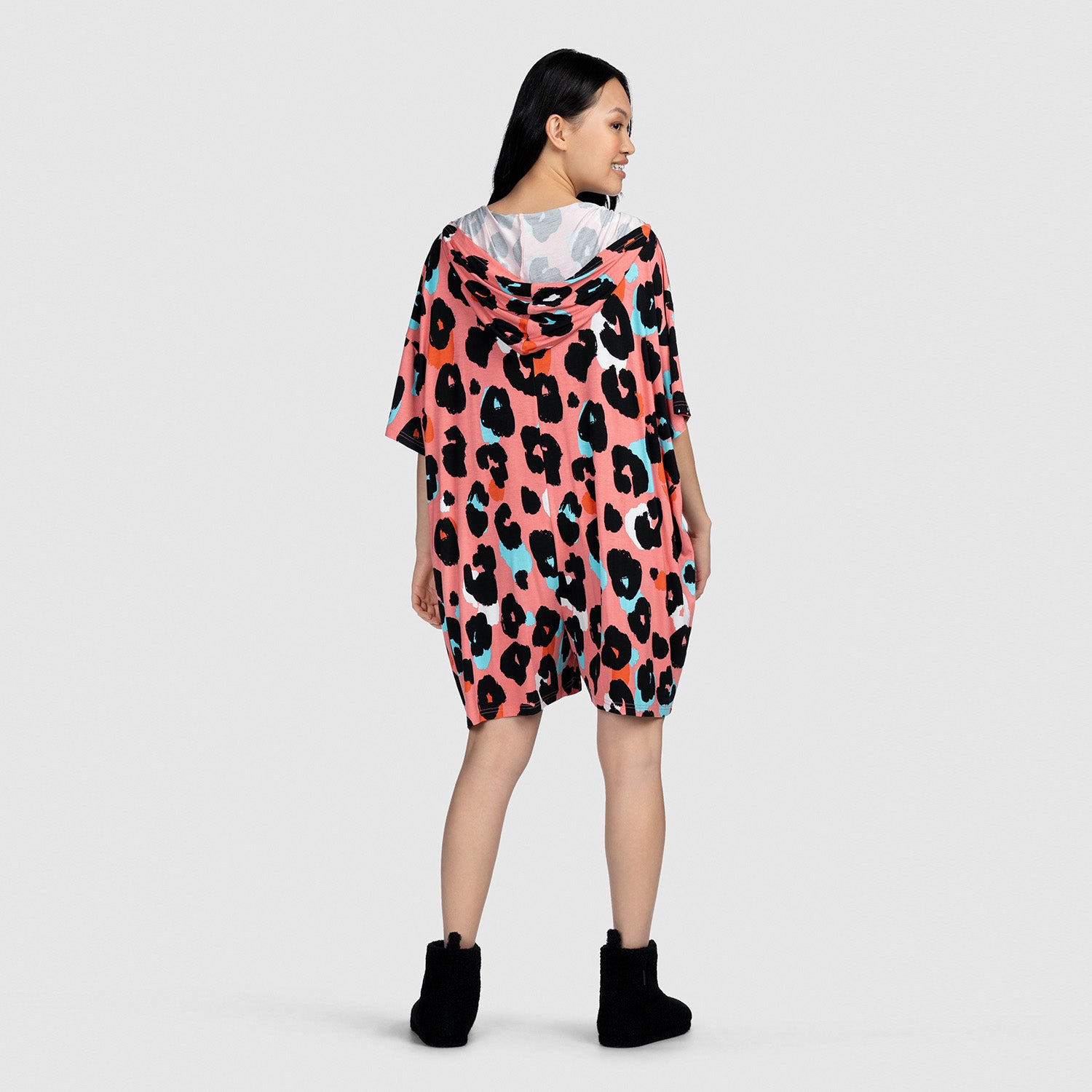 size: Cait Lin is 175cm wearing a size S/M