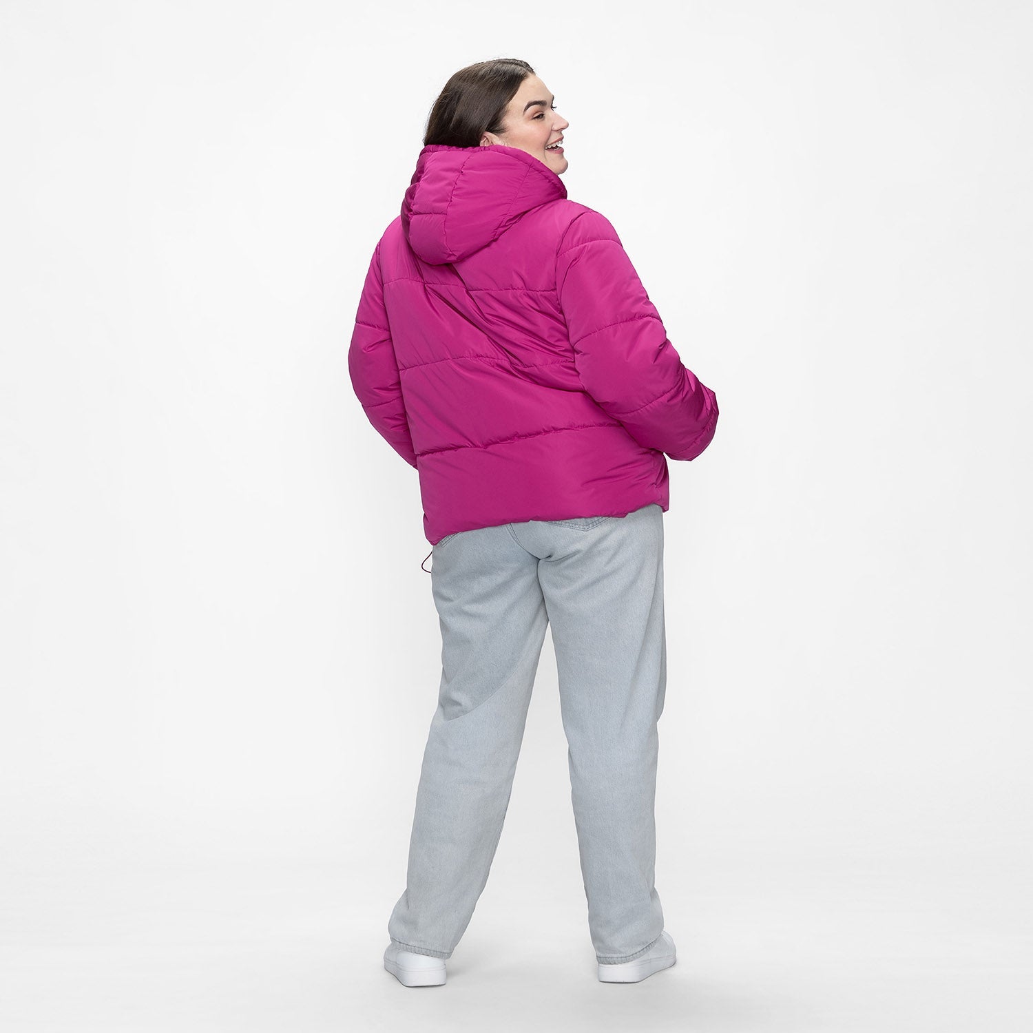 size: Claudia is 173cm wearing a size L/XL