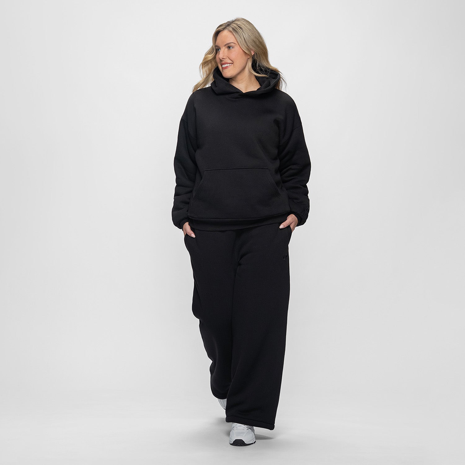 size: Victoria is 183cm wearing a size L/XL