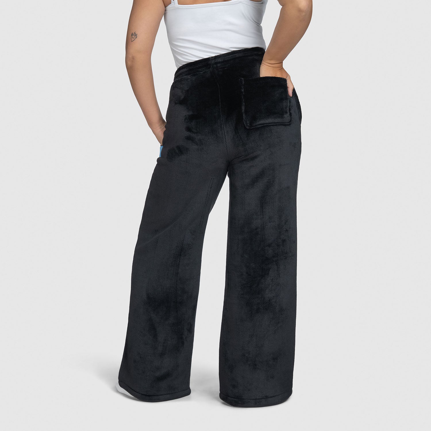 size: Mia is 170cm wearing a size S/M