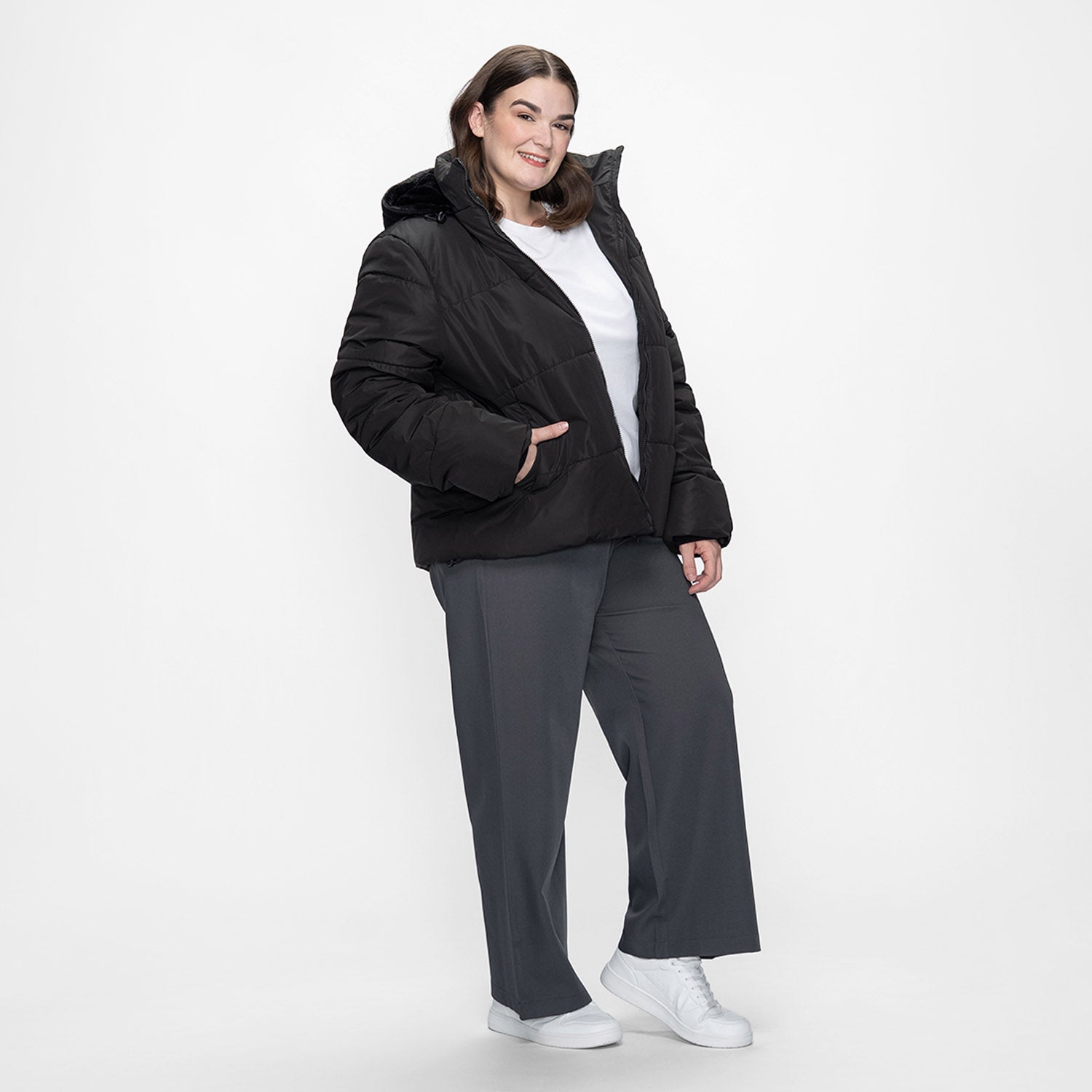 size: Claudia is 173cm wearing a size L/XL