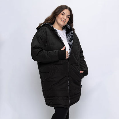size: Claudia is 173cm wearing a size L/XL