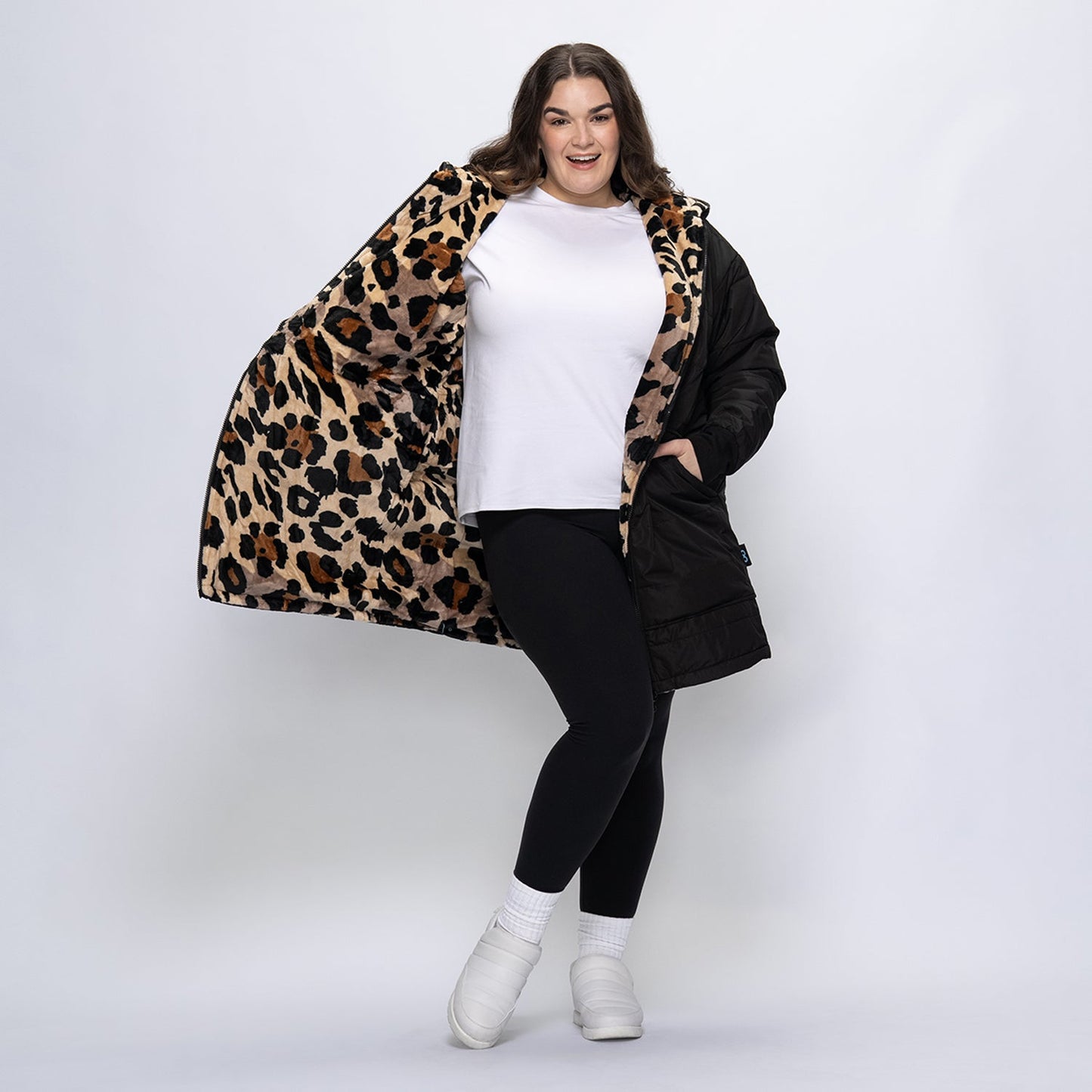 size: Claudia is 173cm wearing a size L/XL