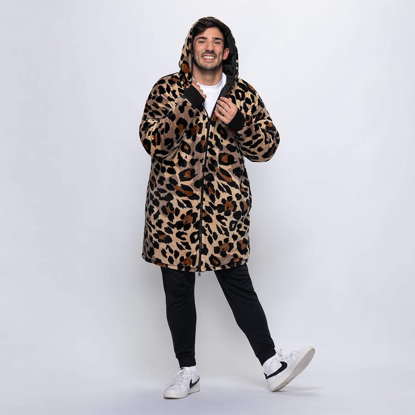 size: Martin is 186cm wearing a size L/XL