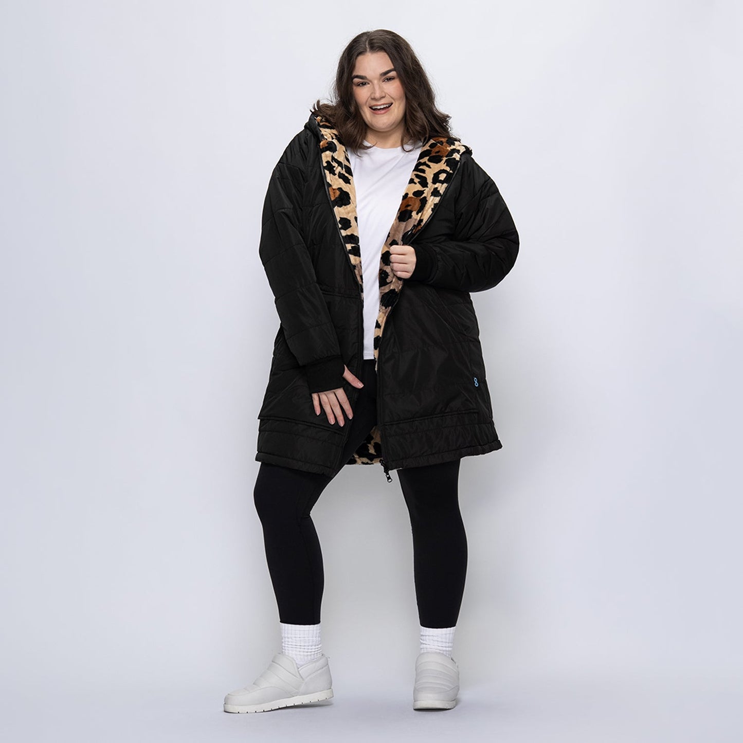 size: Claudia is 173cm wearing a size L/XL