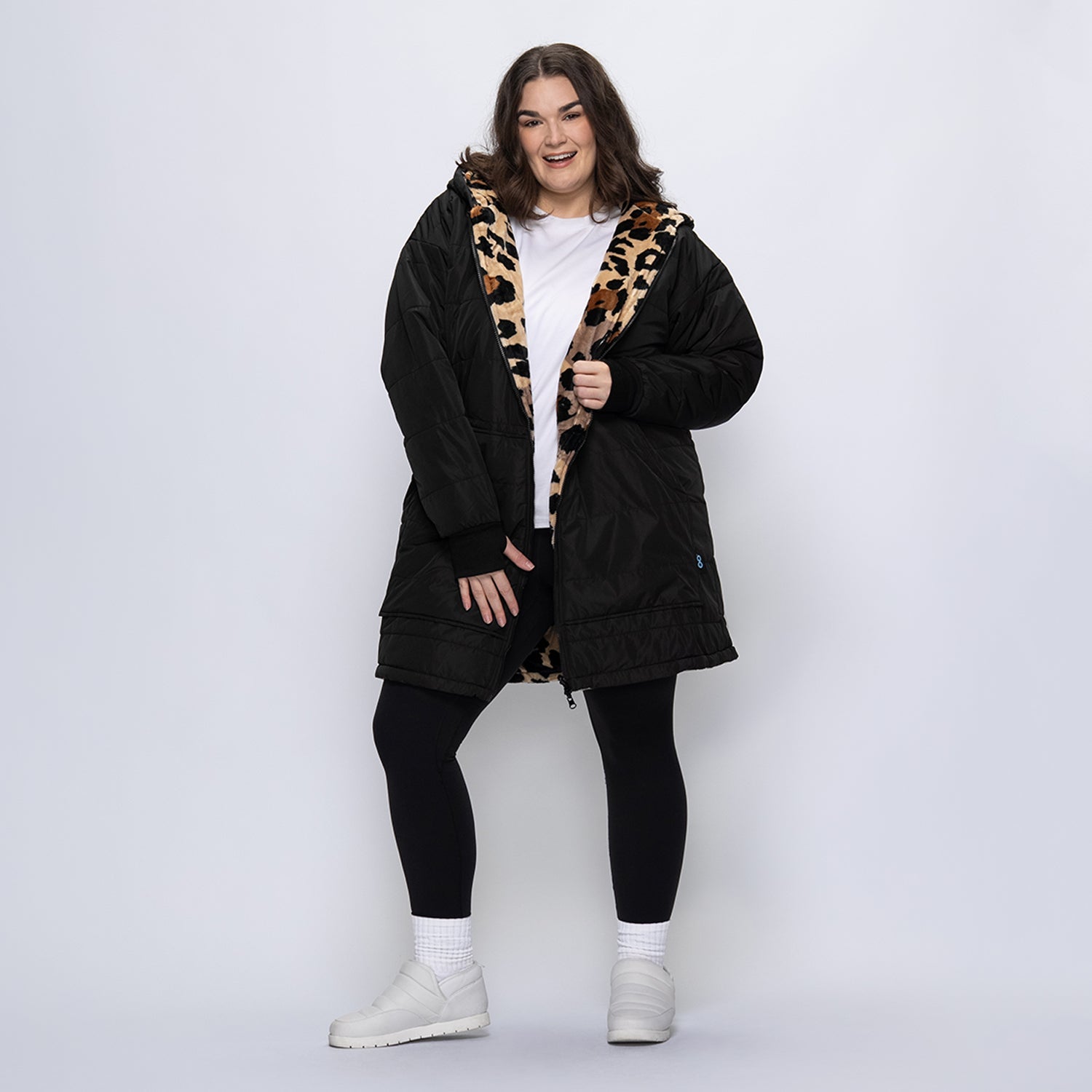 size: Claudia is 173cm wearing a size L/XL