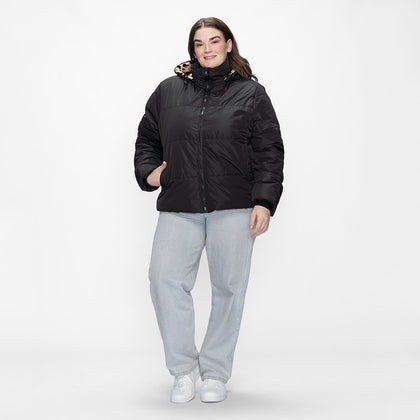 size: Claudia is 173cm wearing a size L/XL