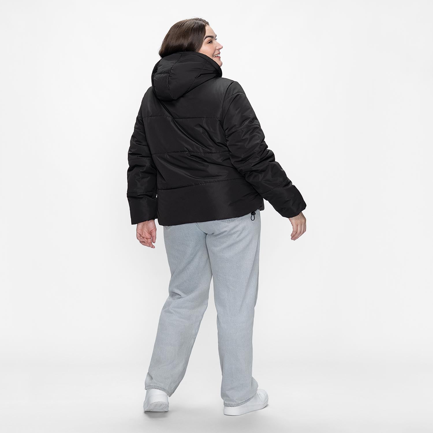 size: Claudia is 173cm wearing a size L/XL