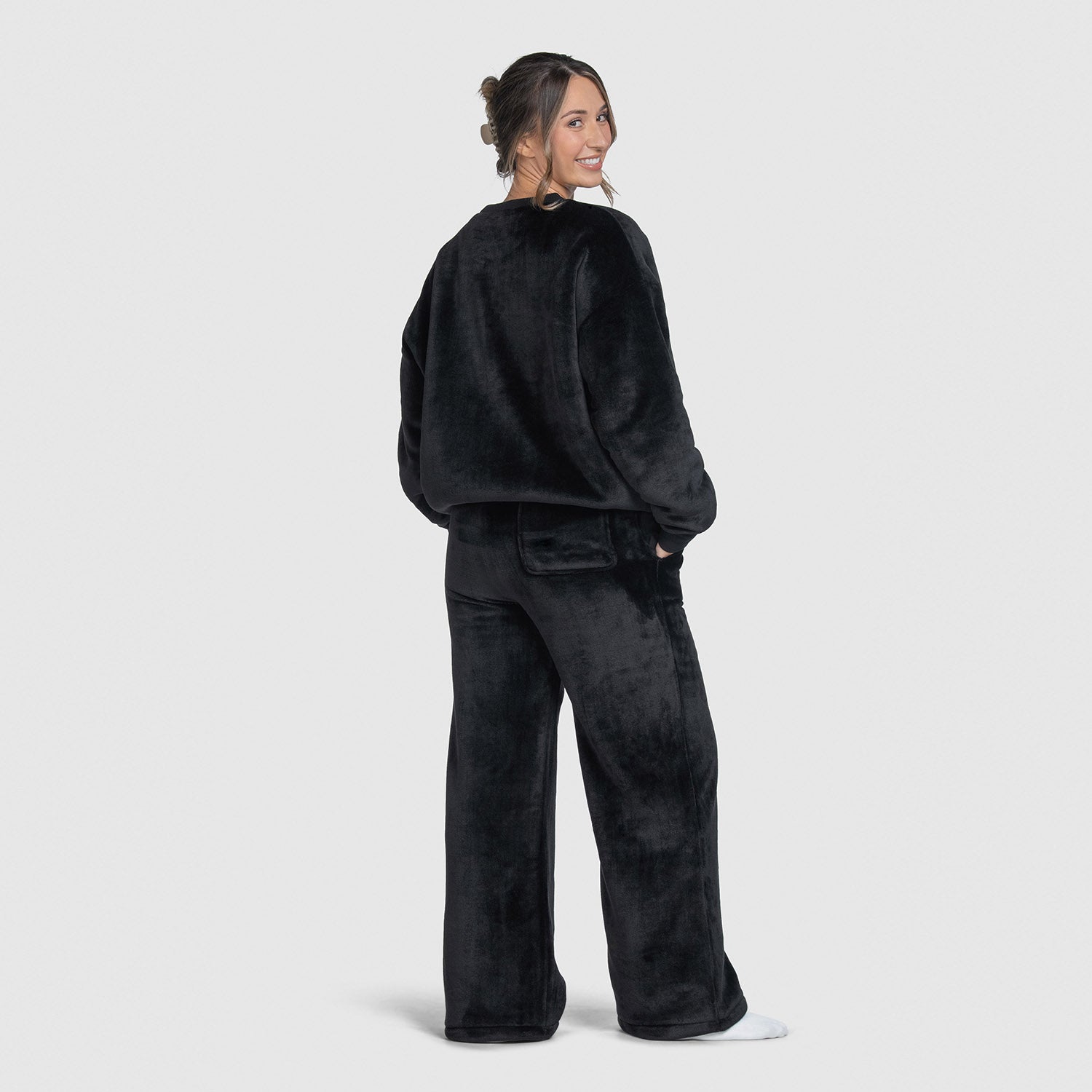 size: Mia is 170cm wearing a size S/M