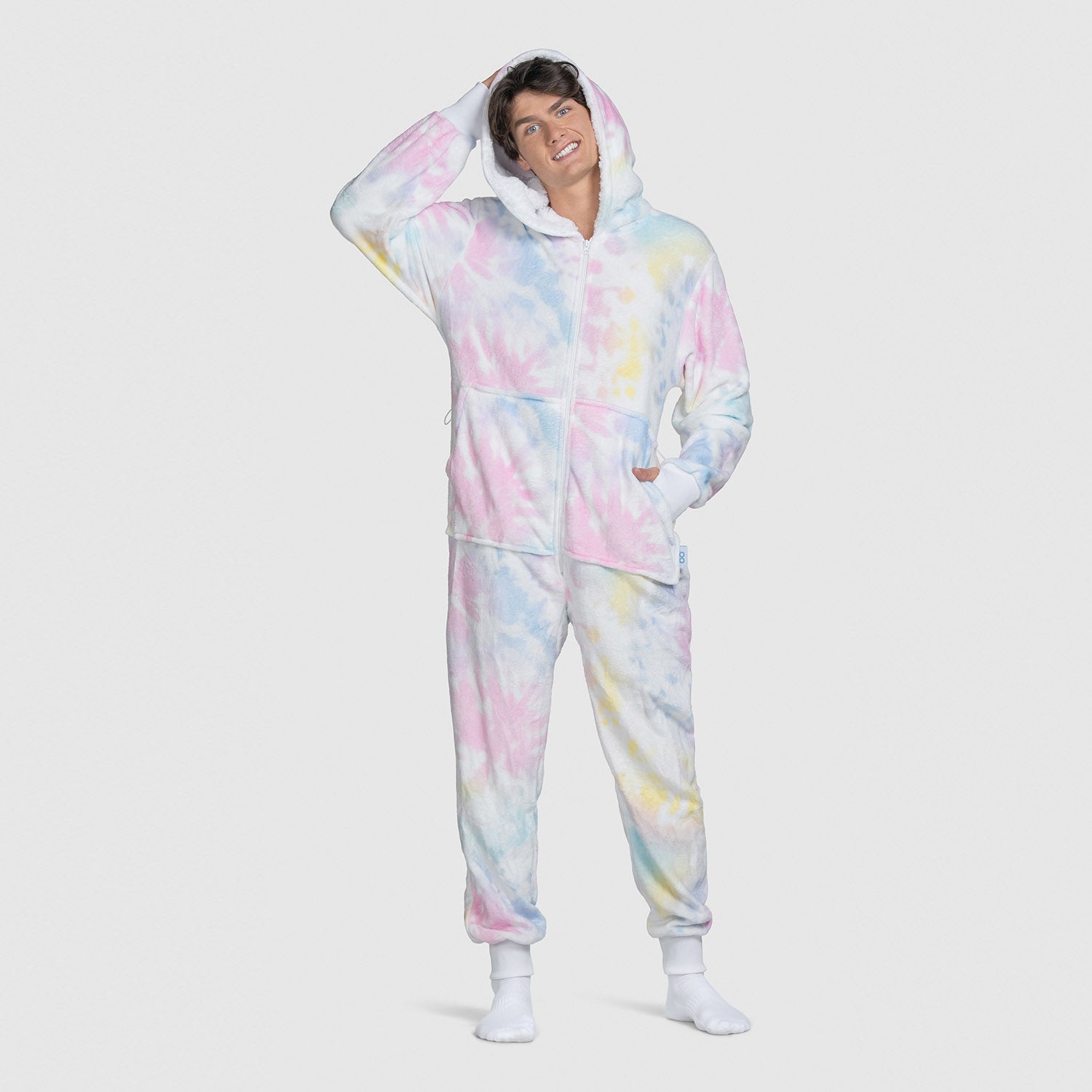 size: Finn is 183cm wearing a size L/XL