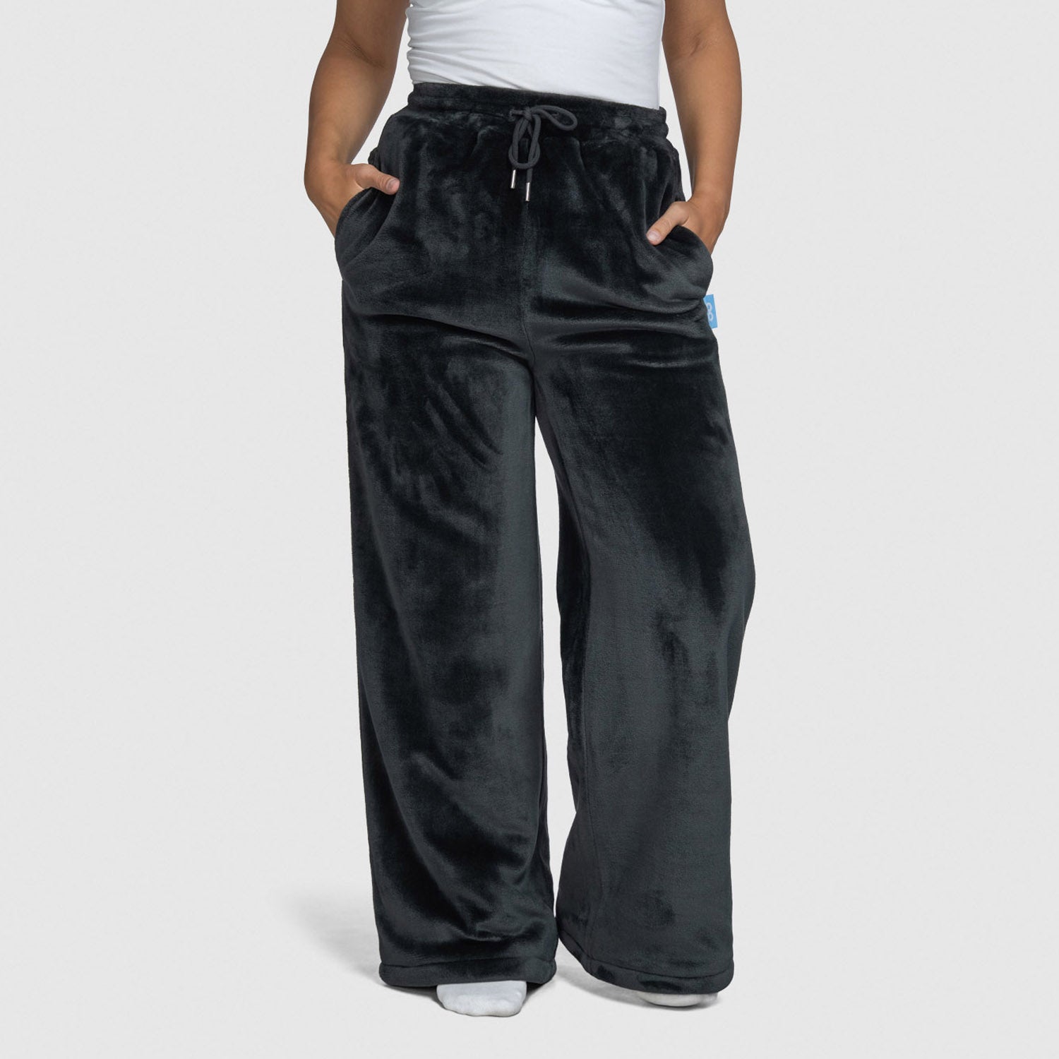 size: Mia is 170cm wearing a size S/M