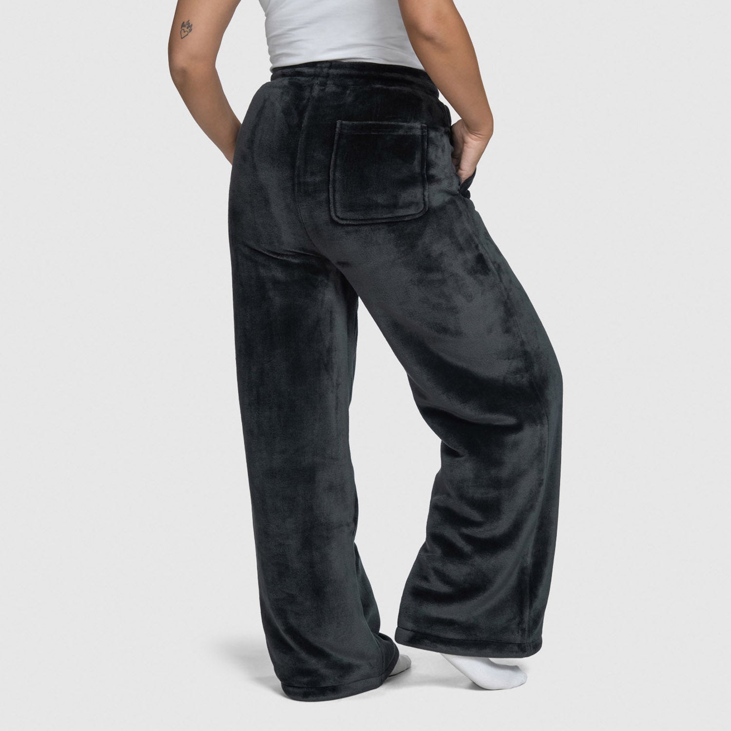 size: Mia is 170cm wearing a size S/M