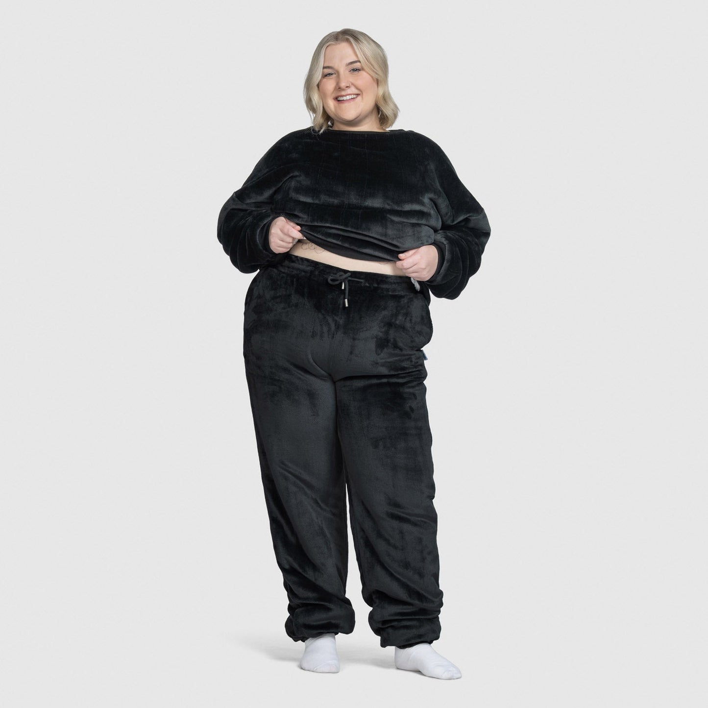 size: Montana is 165cm wearing a size 4XL/5XL