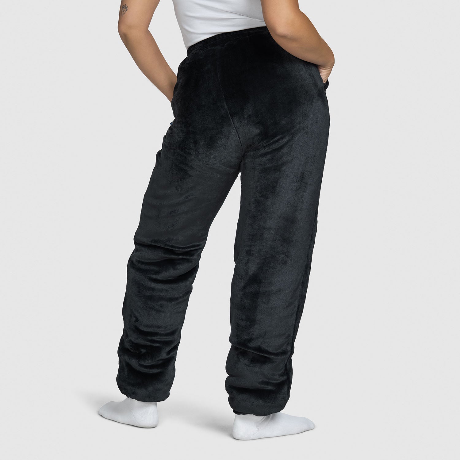 size: Mia is 170cm wearing a size S/M