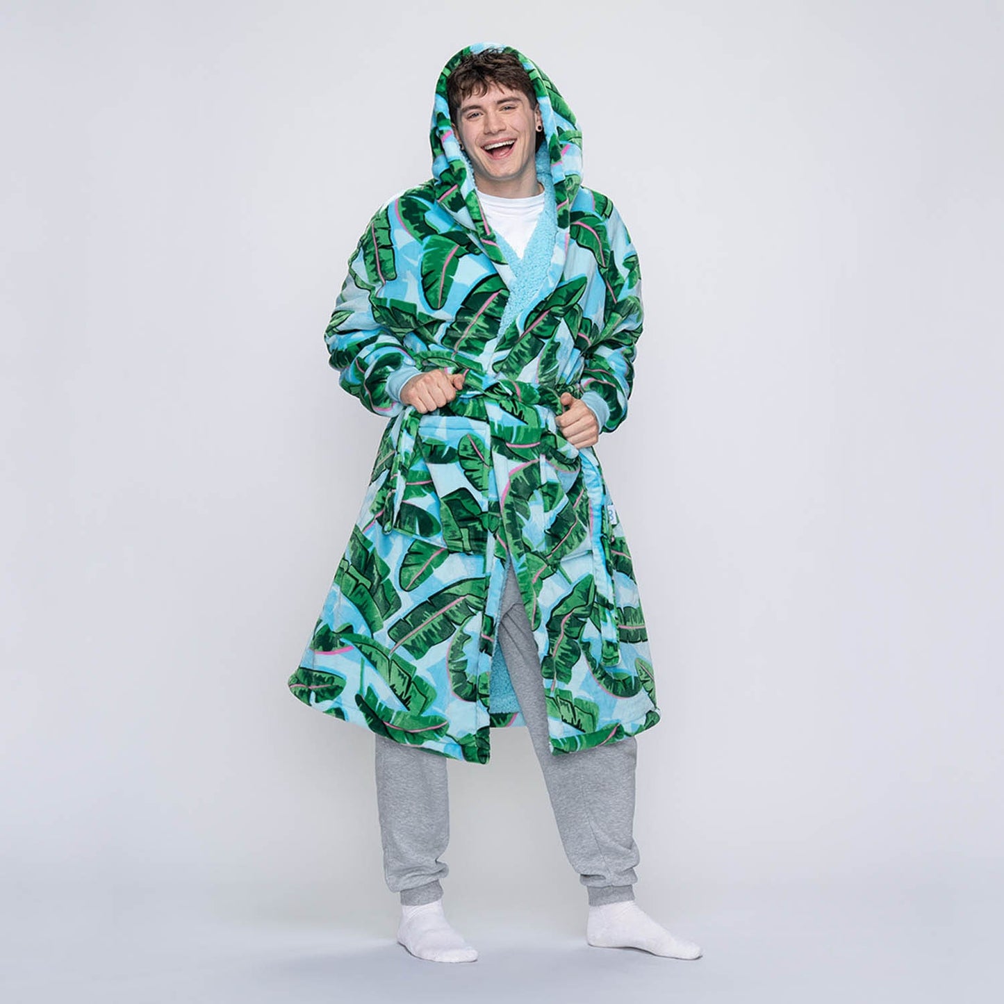 size: Connor is 183cm wearing a size L/XL