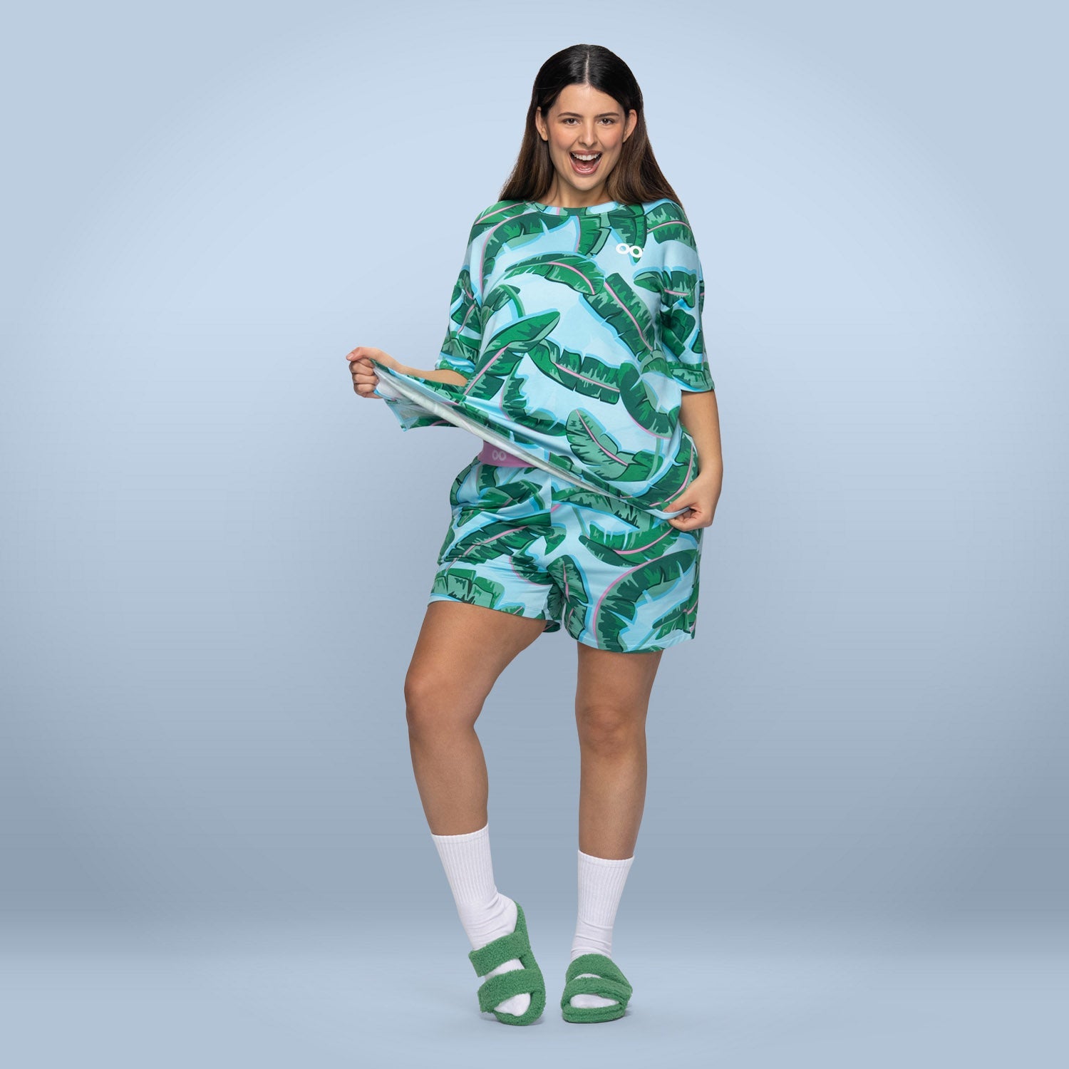 size: Serena is 180cm wearing a size XL