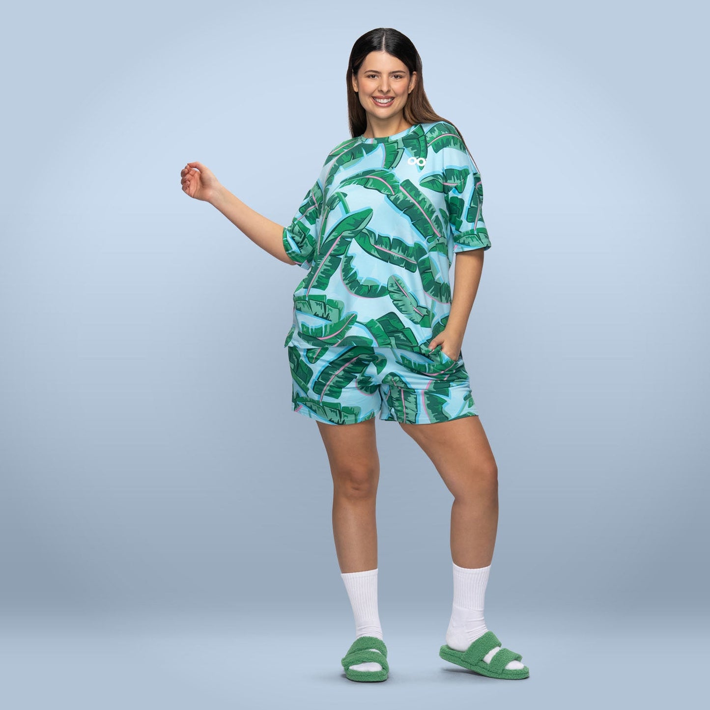 size: Serena is 180cm wearing a size XL