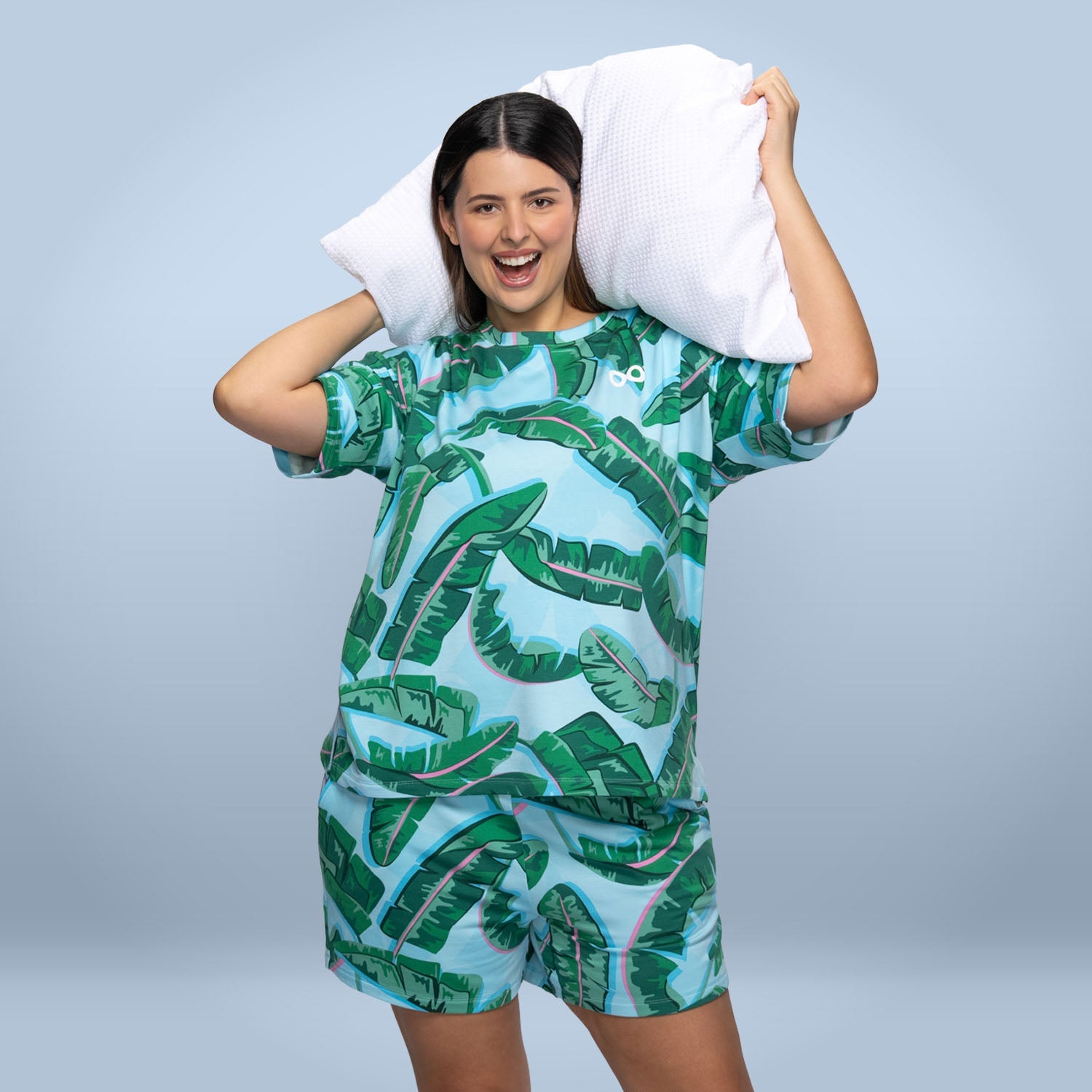 size: Serena is 180cm wearing a size XL