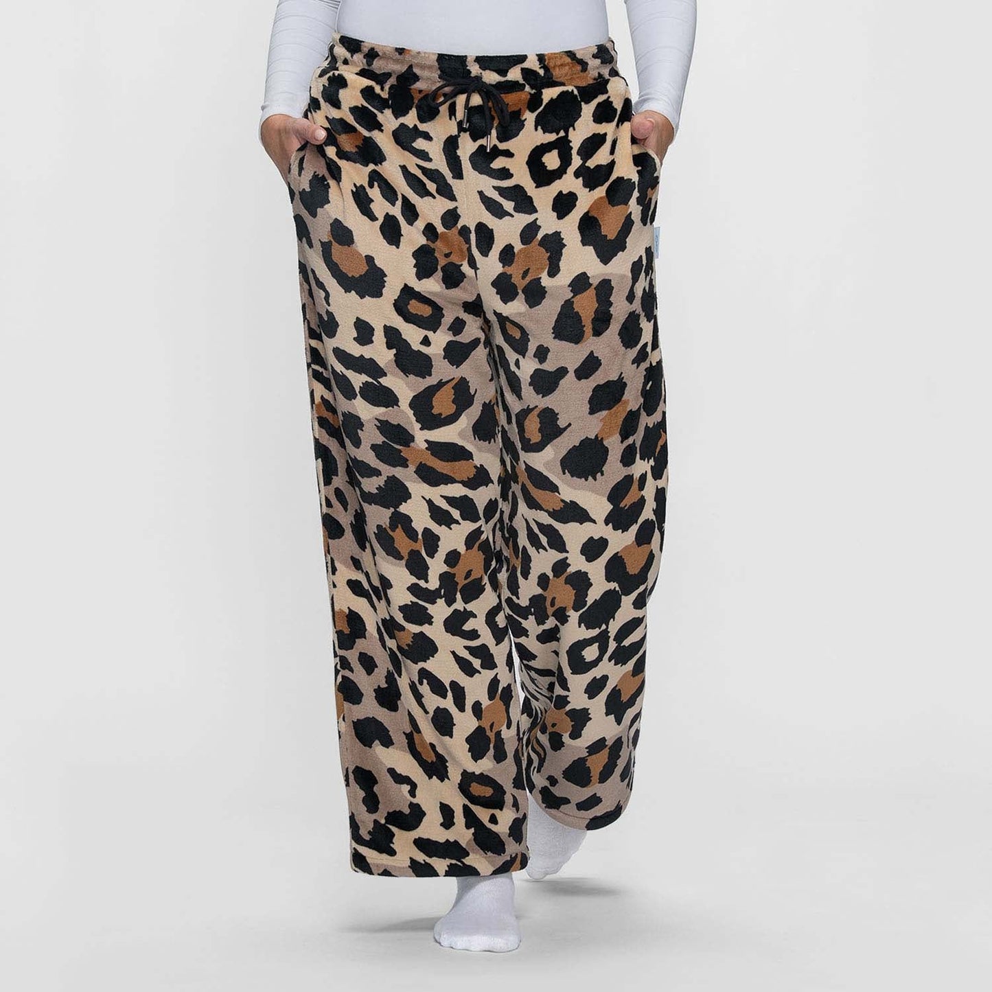 size: Victoria is 183cm wearing a size L/XL