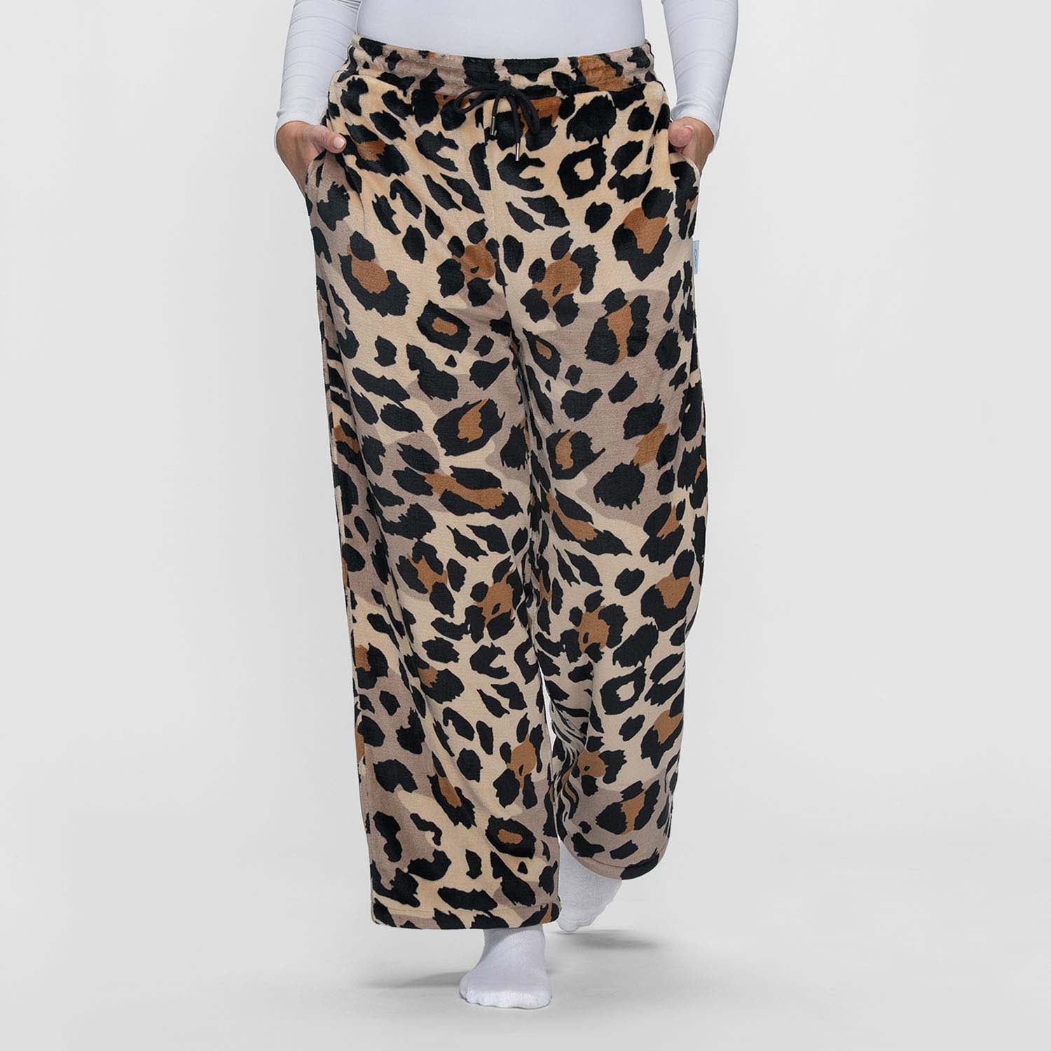 size: Victoria is 183cm wearing a size L/XL