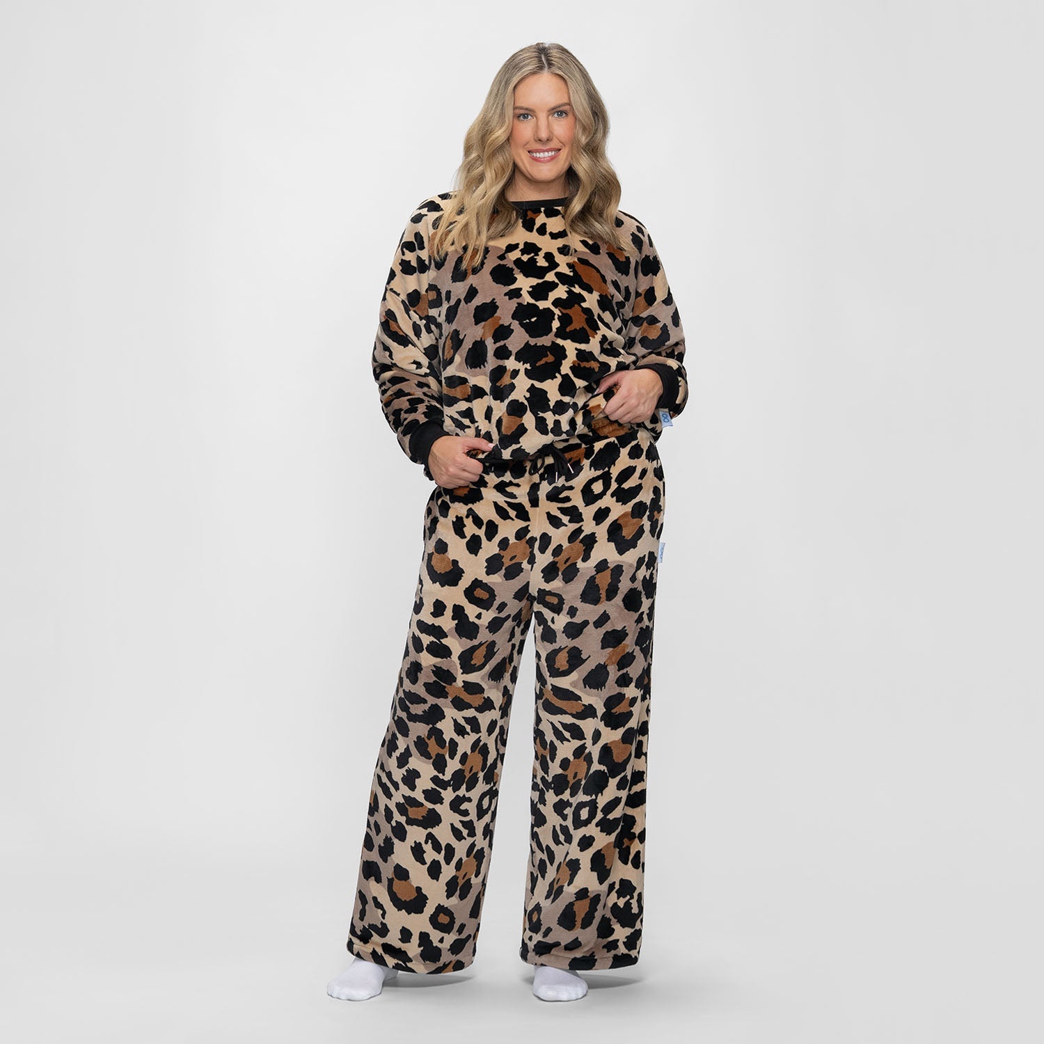 size: Victoria is 183cm wearing a size L/XL