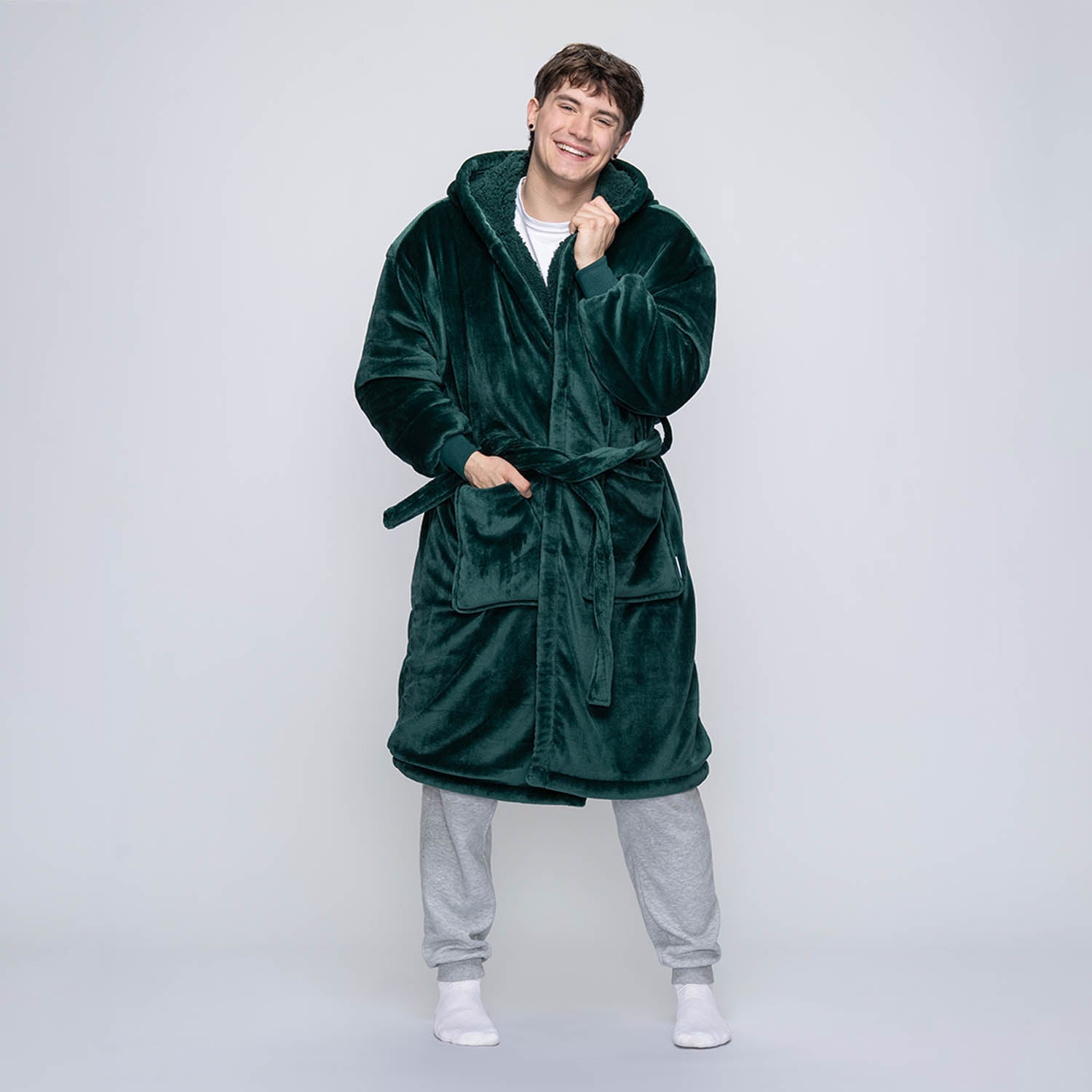 size: Connor is 183cm wearing a size L/XL