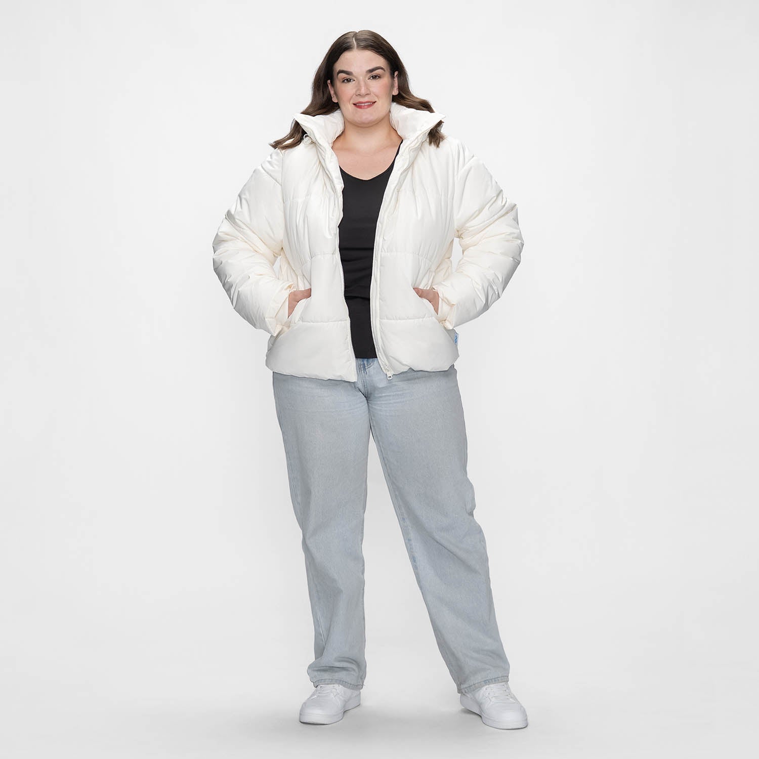 size: Claudia is 173cm wearing a size L/XL