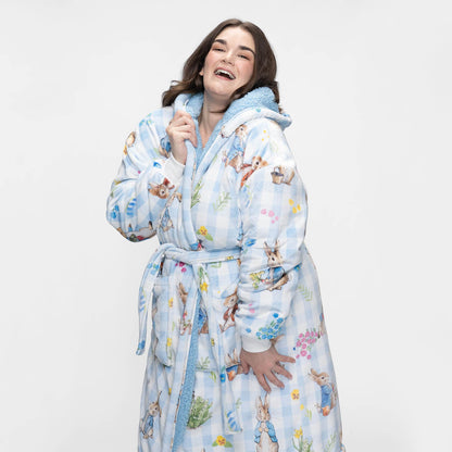 size: Claudia is 173cm wearing a size L/XL