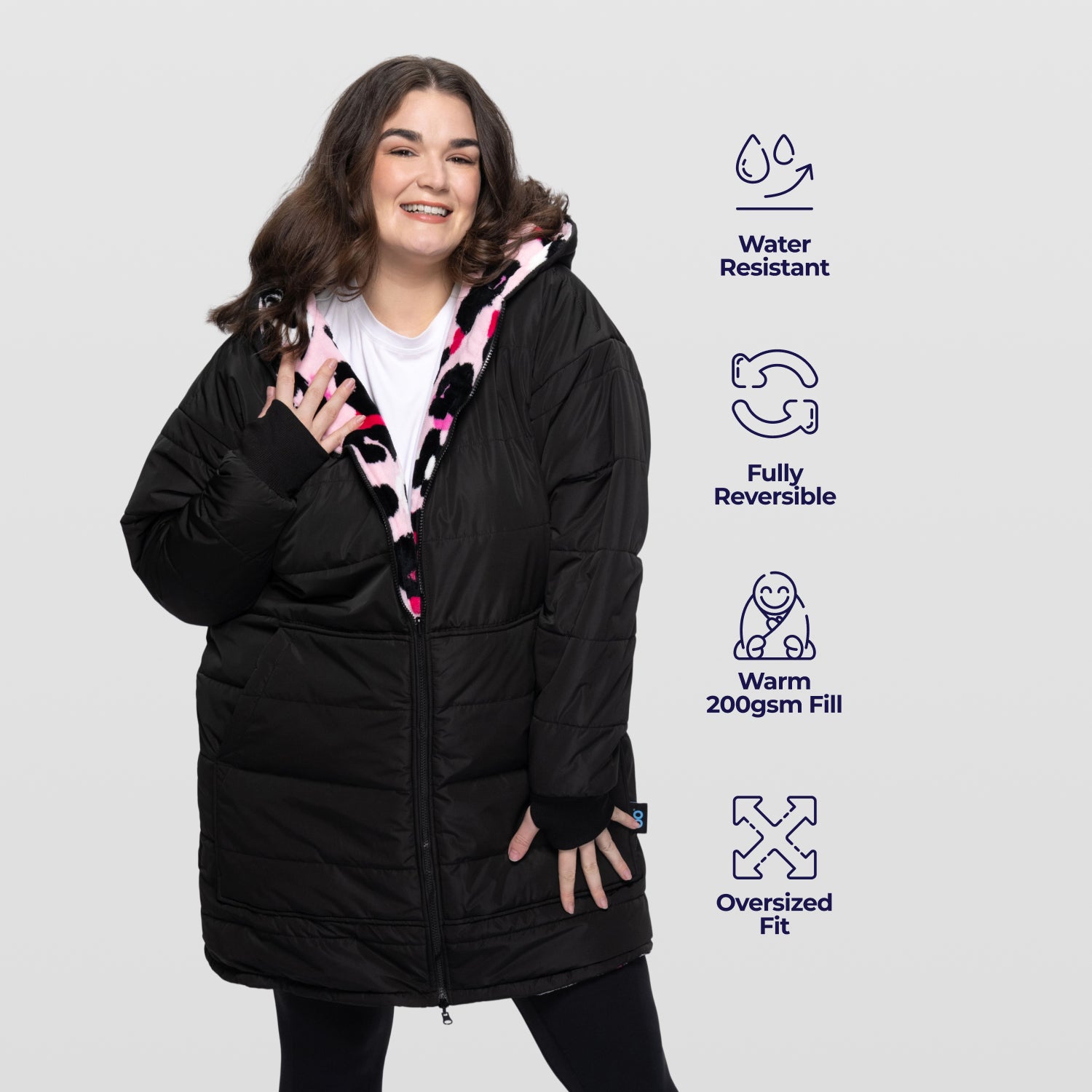 size: Claudia is 173cm wearing a size L/XL