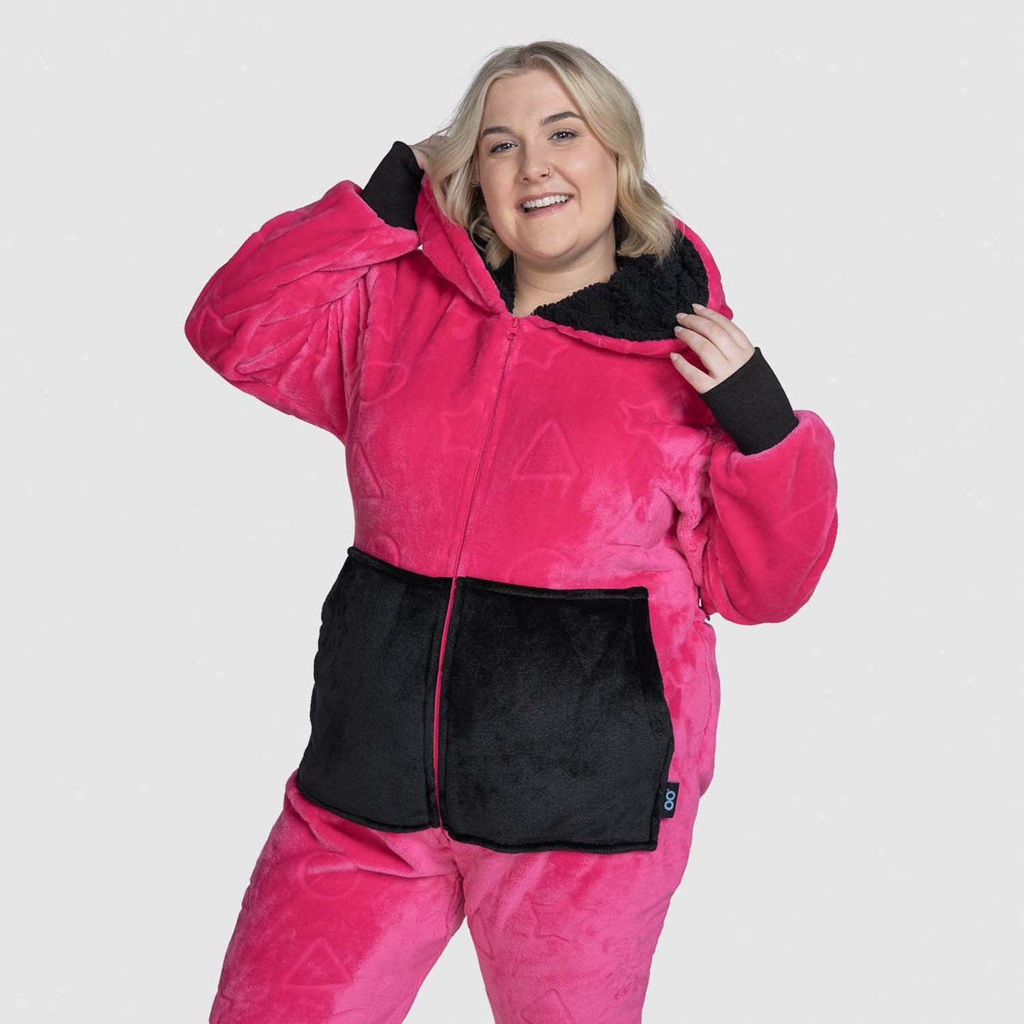 size: Montana is 165cm wearing a size L/XL