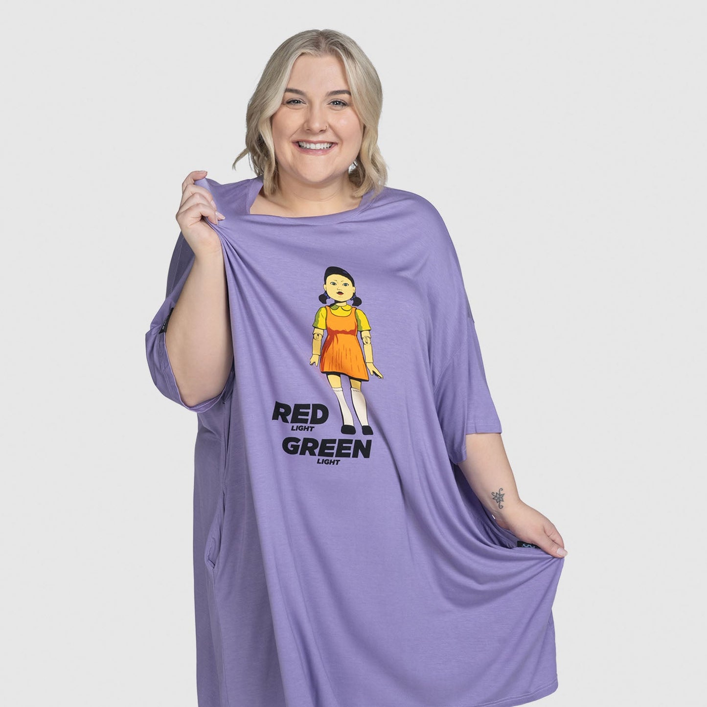 size: Montana is 165cm wearing a size S-XL