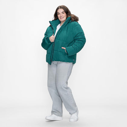 size: Claudia is 173cm wearing a size L/XL